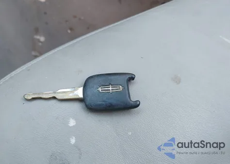 2009 Lincoln Town Car Signature Limited from USA, damaged, VIN 2LNHM82V59X622733